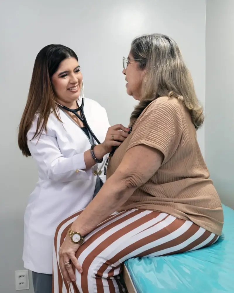 Dra. Priscila examinando uma paciente idosa